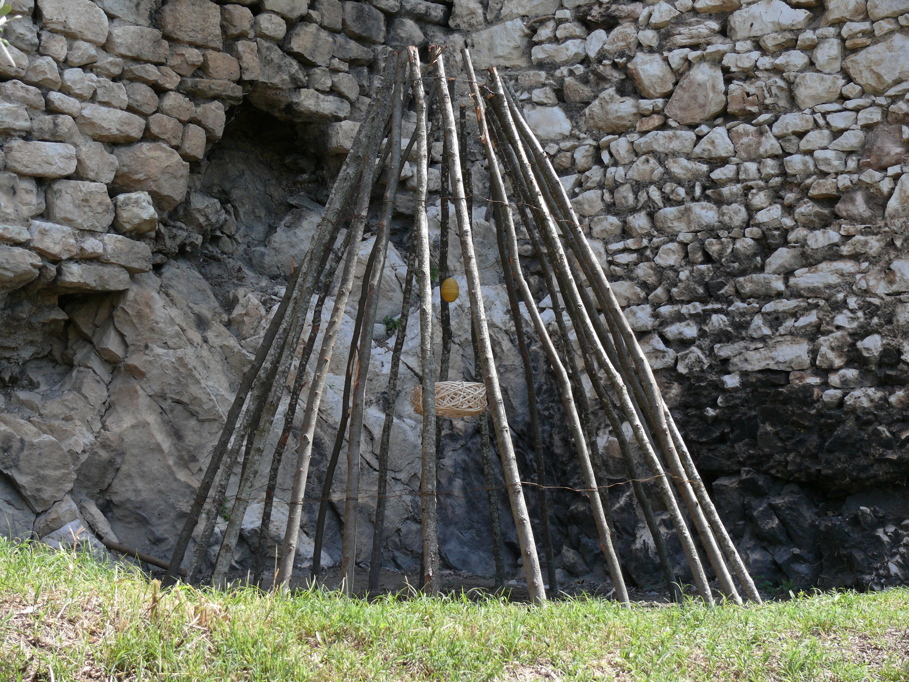 Ascensione di un nido e un uovo dal tepee di Virginia